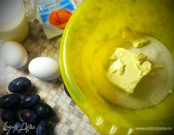 Смешиваем масло и сахар, взбиваем. Масса должна побелеть и стать однородной.