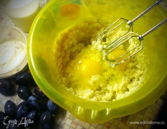 Добавляем яйца и снова взбиваем массу.