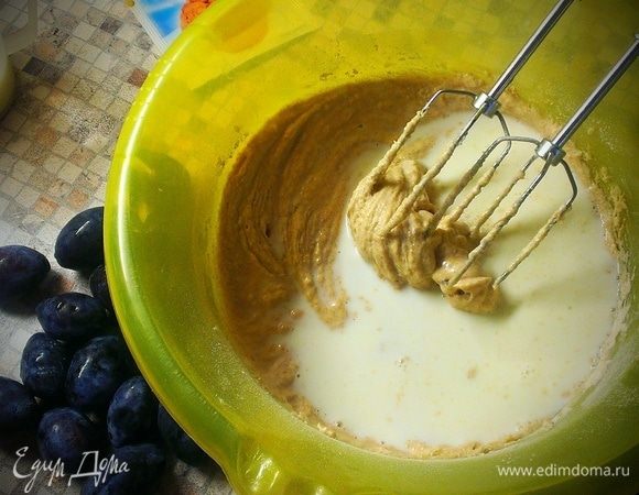 Вливаем теплое молоко. Опять же, если мука обычная, то молока может понадобиться меньше, тесто должно быть средней густоты. Замешиваем тесто.