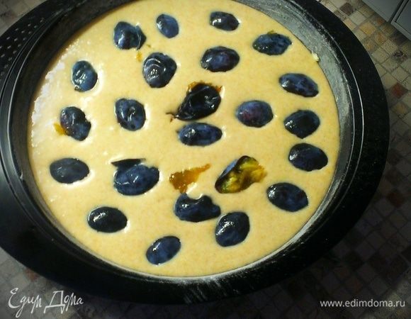 Сливы разрезаем пополам, удаляем косточки. Кладем сверху.