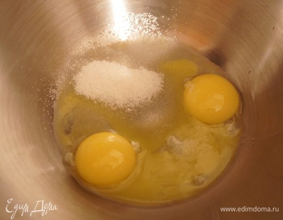 Желтки отделяем от белков и взбиваем с добавлением соли и сахара (10 г). 