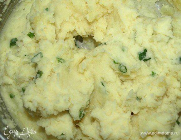 Зеленый лук мелко порубить. Картофель отварить в подсоленной воде, воду полностью слить. Приготовить пюре с добавлением масла, молока, зеленого лука. Немного остудить.