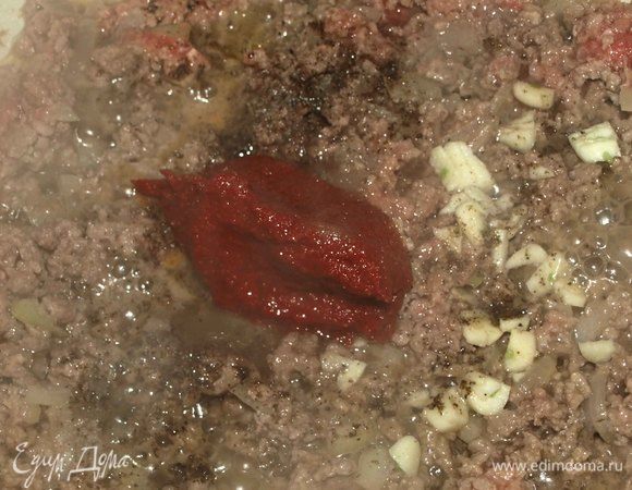 В сковороде разогреть растительное масло. Лук нашинковать и обжарить в масле 2–3 минуты. Добавить фарш и обжарить 5 минут. Добавить рубленый чеснок, томатную пасту, соль, перец, лимонный сок, сахар. Тушить 8 минут.