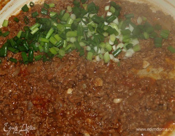 Добавить зеленый лук и снять с огня. Немного остудить.