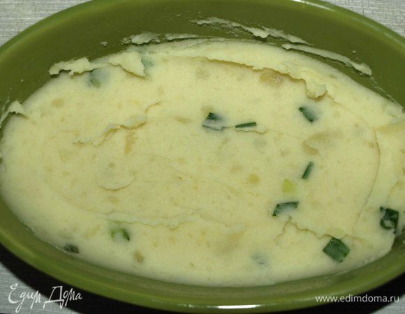 В форму для запекания выкладываем половину картофеля. Можно приготовить порционно.