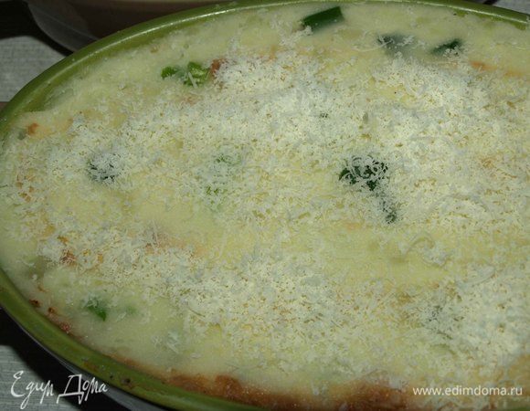 Закрываем оставшимся картофелем и посыпаем тертым сыром. Сыр можно брать любой, у меня пармезан.