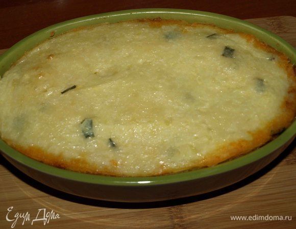 Ставим запеканку в заранее разогретую до 180°С духовку на 30 минут. Достаем готовую запеканку и даем постоять минут 10.