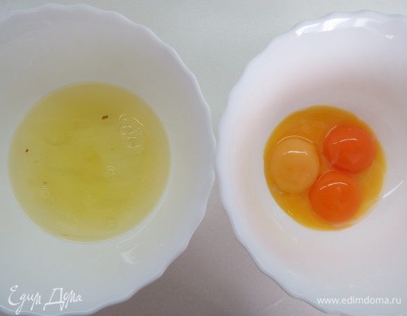 Готовим шоколадно-ореховый бисквит. Яйца разделить на белки и желтки. 