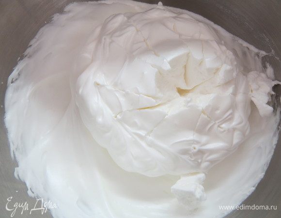 Белки взбить до пышный пены, затем в несколько приемов добавить 50 г сахара. Взбивать до устойчивых пик. 