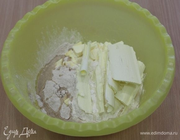 Холодное сливочное масло растереть руками с двумя видами муки, добавить щепотку соли, немного сахарной пудры ТМ Haas, добавить воды.