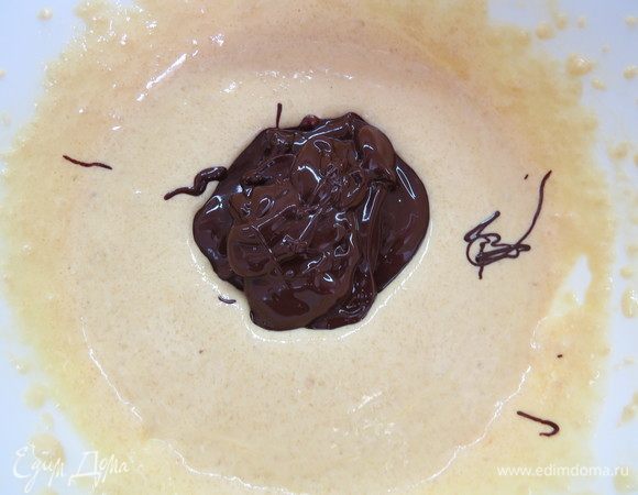 Шоколад растопить на водяной бане, подмешать в желтки с ореховой мукой и взбить. 