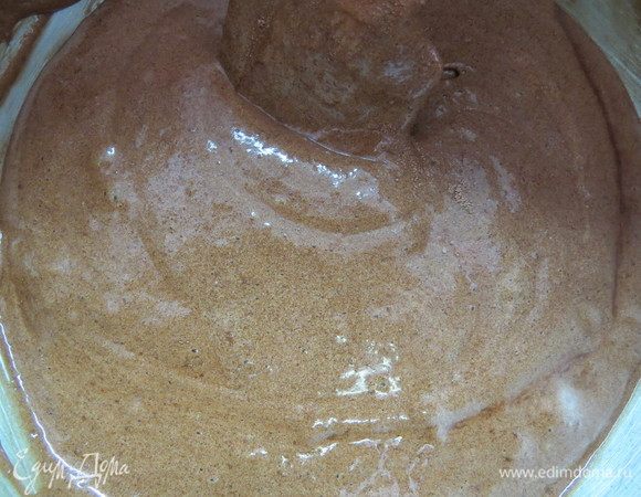 Осторожно подмешать взбитые белки, перемешивая тесто лопаткой складывающими движениями.