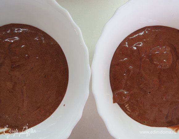 Тесто поделить на 2 равные части. Разъемную форму диаметром 22 см застелить бумагой для выпечки, вылить первую половину теста, равномерно распределить по форме. Выпекать корж в разогретой до 180°С духовке 15 мин. Затем аналогичным образом выпечь второй корж. Коржи охладить и только затем аккуратно отделить от пергаментной бумаги. 
С коржами надо работать осторожно, бисквит очень нежный, но в этом его прелесть.