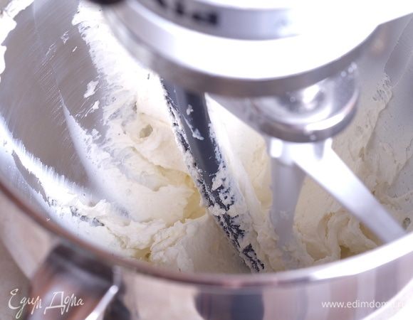 Приготовить тесто. Творог (нужно брать классический творог 5–18% жирности) перетереть через сито либо взбить в блендере до однородной консистенции. Я взбила в комбайне насадкой «весло с гибким краем».