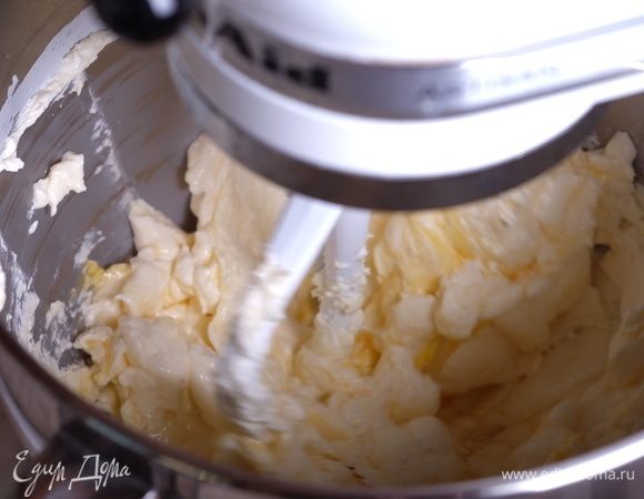 Добавить по одному куриные яйца, каждый раз хорошо взбивая тесто.