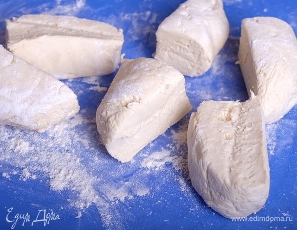 Духовку разогреть до 200°С. Тесто разделить на 6 равных частей.