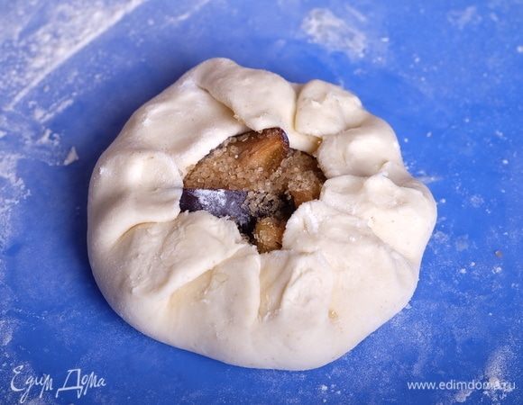 Завернуть края теста к центру внахлест, образуя галету.