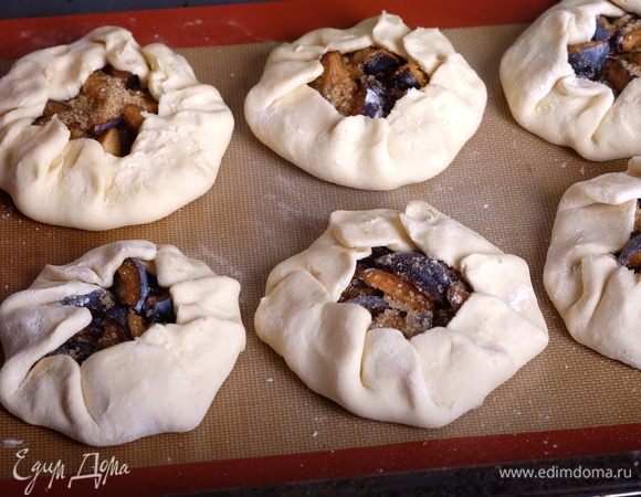 С оставшимися 5-ю кусками теста поступить аналогично и осторожно выложить галеты на противень, застеленный бумагой для выпечки.