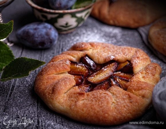 Выпекать галеты при 200°С примерно 20 минут, до румяного золотистого цвета. Немного остудить, посыпать сахарной пудрой (по желанию), подавать.