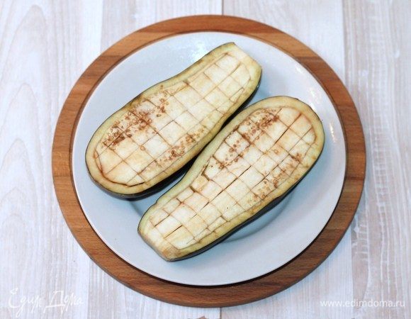 Баклажан разрезать пополам, затем на квадратики. Разрезаем аккуратно, чтобы не порезать и сохранить шкурку баклажана.