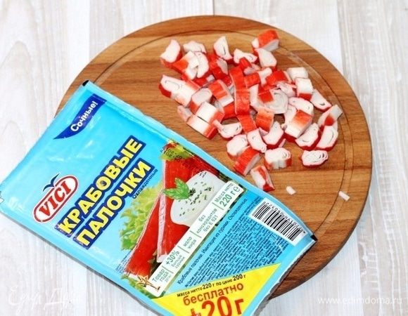 Приготовим начинку. Нарезаем кубиками крабовые палочки ТМ VICI.