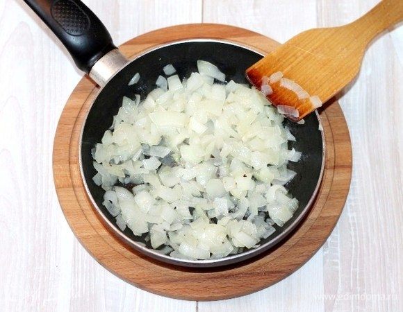На чесночном масле обжариваем до прозрачности очищенный и порубленный кубиками репчатый лук (большая луковица).