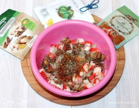 Выкладываем 1/2 часть лука в миску. Добавляем крабовые палочки, мякоть баклажана, взбитое вилкой куриное яйцо, приправу (у меня смесь трав), молотый сладкий красный перец, 1 щепотку имбиря и соль. Перемешиваем. Ароматная начинка готова!