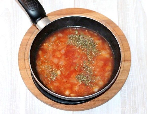 Приготовим вкусный соус! Этот соус вкусно есть, даже намазав на кусочек хлеба.
К оставшемуся репчатому луку (1/2 ч.) добавляем: 100 мл воды, 1 ст. л. сливочного масла, 2 ст. л. кетчупа, 1 ч. л. уксуса, 1 щепотку имбиря, 1 щепотку красного сладкого перца, 1 щепотку приправы (смесь трав), 1 щепотку сахара и по вкусу соль. На медленном огне доводим смесь до кипения и томим еще от 3-5 минут.