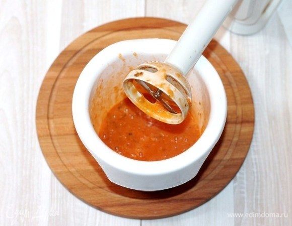 Снимаем соус с огня, немного даем остыть и переливаем в чашу блендера, измельчаем до однородности. Соус готов! Вкус соуса в процессе приготовления, можно корректировать.