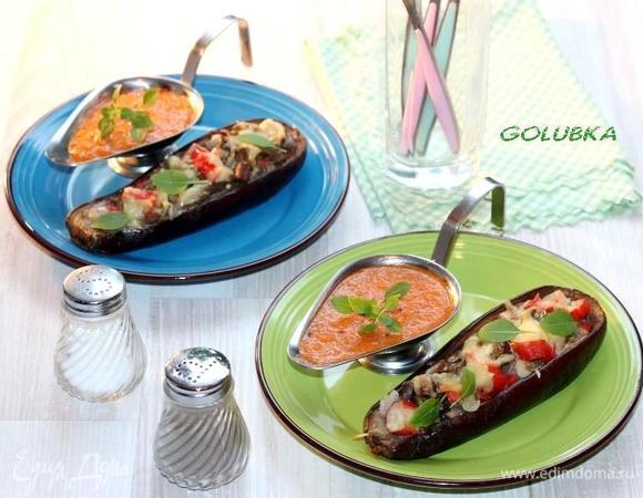 Перекладываем испеченные половинки баклажана на сервировочное блюдо и посыпаем зеленью. Я люблю с базиликом. И обязательно дополняем блюдо остреньким соусом.