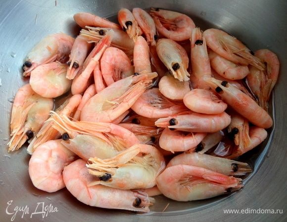 Вначале достаем из морозилки креветки, чтобы оттаяли. Вес указан в таком, неочищенном, виде.
