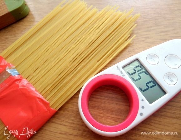 В это время ставим на газ воду для спагетти.