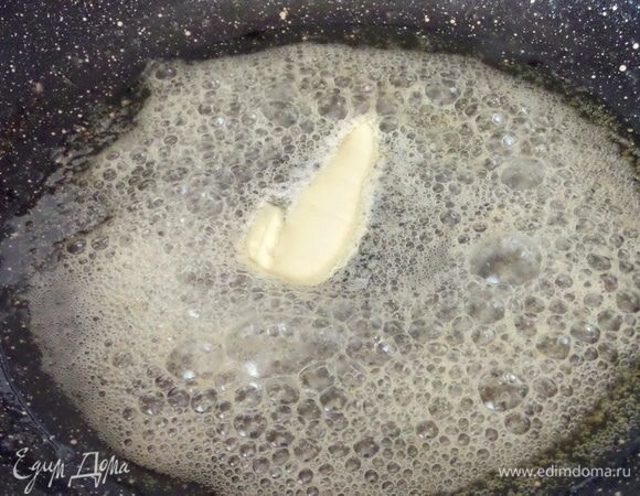 Растопить вместе с оливковым в глубокой сковороде.