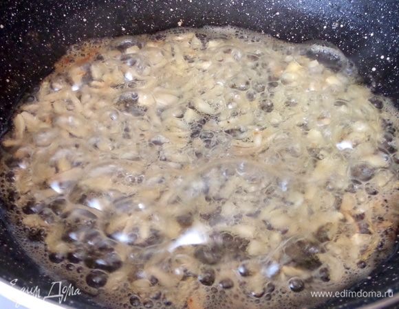 На маленьком огне держим, помешивая, чеснок.