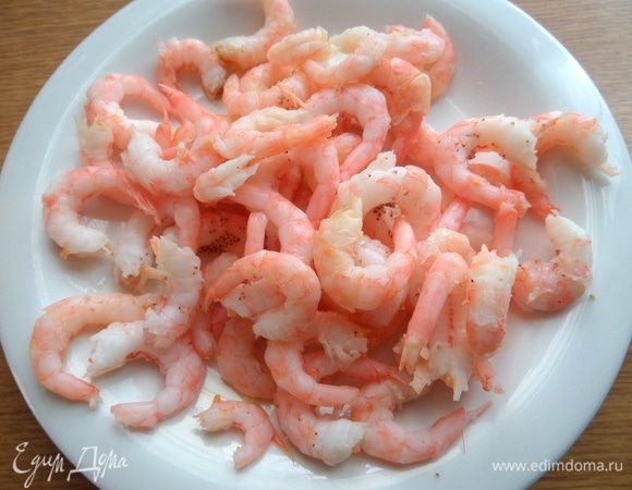 Креветки очищаем.