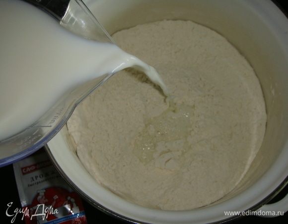 Влить теплое молоко.