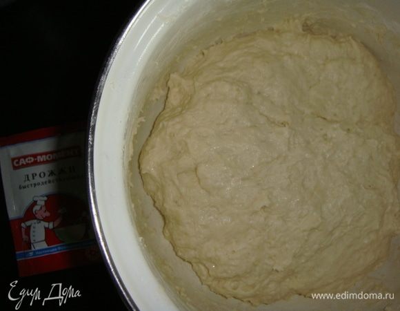 Замесить тесто. Смазать руки растительным маслом и собрать тесто в шар. Поставить в теплое место на 1,5 часа.