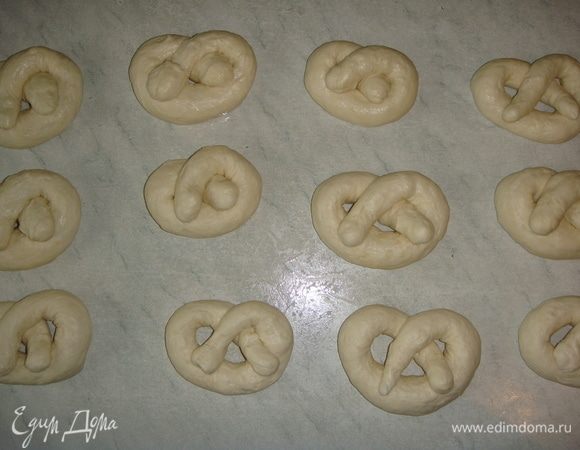 Каждую часть скатать в колбаску и сложить в виде кренделя.