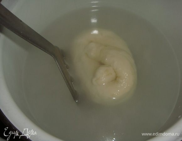 Вскипятить воду и всыпать соду. Опускать каждую заготовку в воду на 30 секунд, положив ее на шумовку.