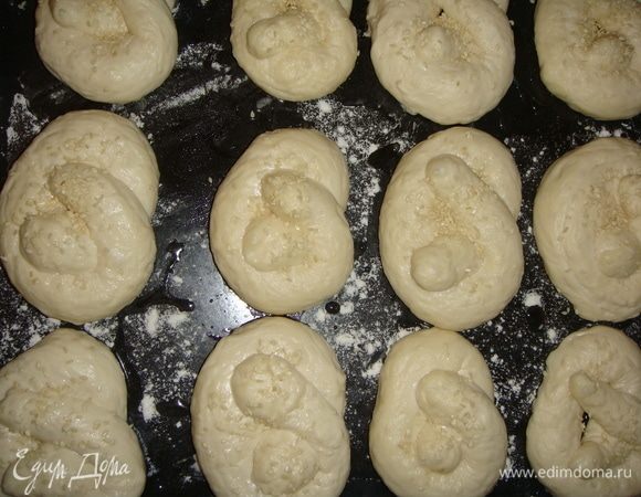 Выложить заготовки на противень смазанный маслом и посыпанный мукой. Посыпать сверху морской солью и кунжутом. Поставить в разогретую до 190°С духовку на 20-25 минут.