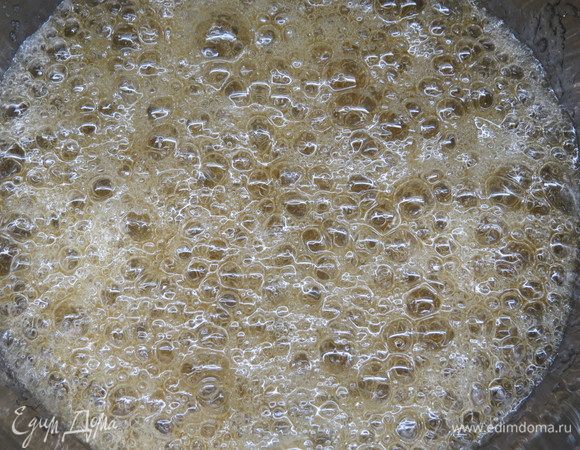 Готовим грильяж. 
Кладем в сотейник или кастрюлю с толстым дном сахар и мед. Нагреваем на среднем (ближе к сильному) огне до расплавления сахара. Когда сахар закипит, карамель не мешаем, а то схватиться камнем, ждем когда карамель станет золотистого цвета (здесь важно не передержать, иначе будет уже жженая карамель).