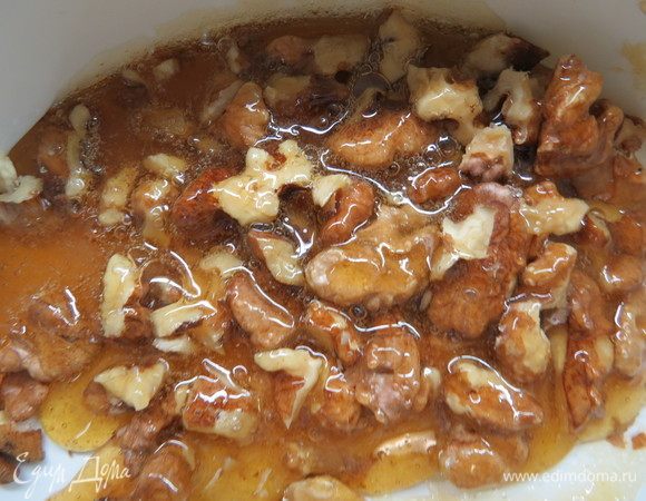 Как только карамель становится золотистого цвета, быстро ее перемешиваем, засыпаем грецкие орехи и выливаем на пергамент или силиконовый коврик. 