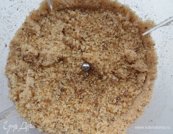 После застывания карамели, необходимо смолоть ее в блендере.