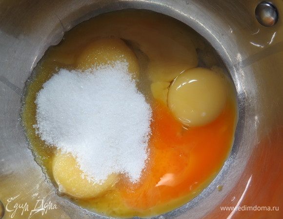 Готовим сливочно-шоколадный мусс. В сотейник сложить желтки и сахар. Взбить. 