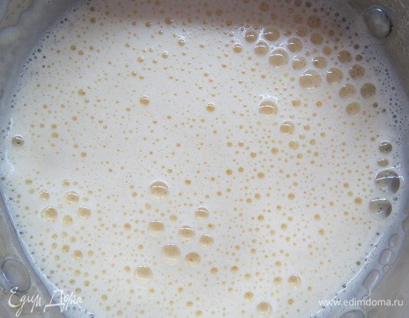 Не переставая взбивать желтки, вливаем горячее молоко. Ставим сотейник/кастрюлю на водяную баню и увариваем до загустения не переставая взбивать миксером в течение 10 минут. Крем должен получиться очень воздушным, весь в пузырьках. 