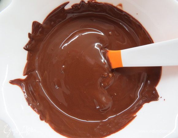 Шоколад растопить на водяной бане или в микроволновке.