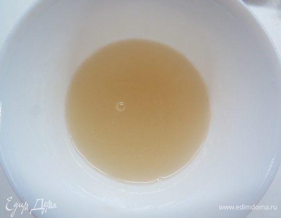 Желатин замочить в холодной воде в соотношении 1:6, затем распустить согласно инструкции на упаковке. 