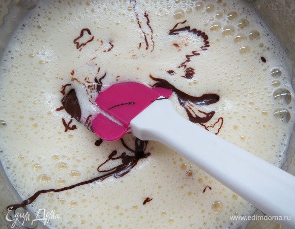 В горячий крем добавить растопленный шоколад и предварительно замоченный и распущенный желатин.