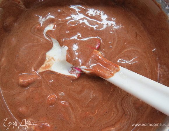 Половину сливок (250 г) подмешать аккуратно лопаткой к шоколадному крему. Сливочно-шоколадный мусс готов. 