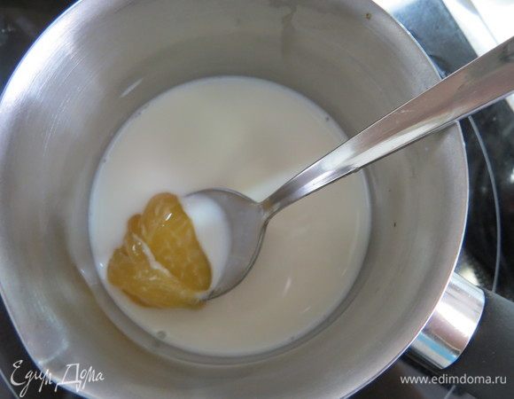 Готовим медово-сливочный мусс.  В сотейник сложить желтки и сахар, взбить. 